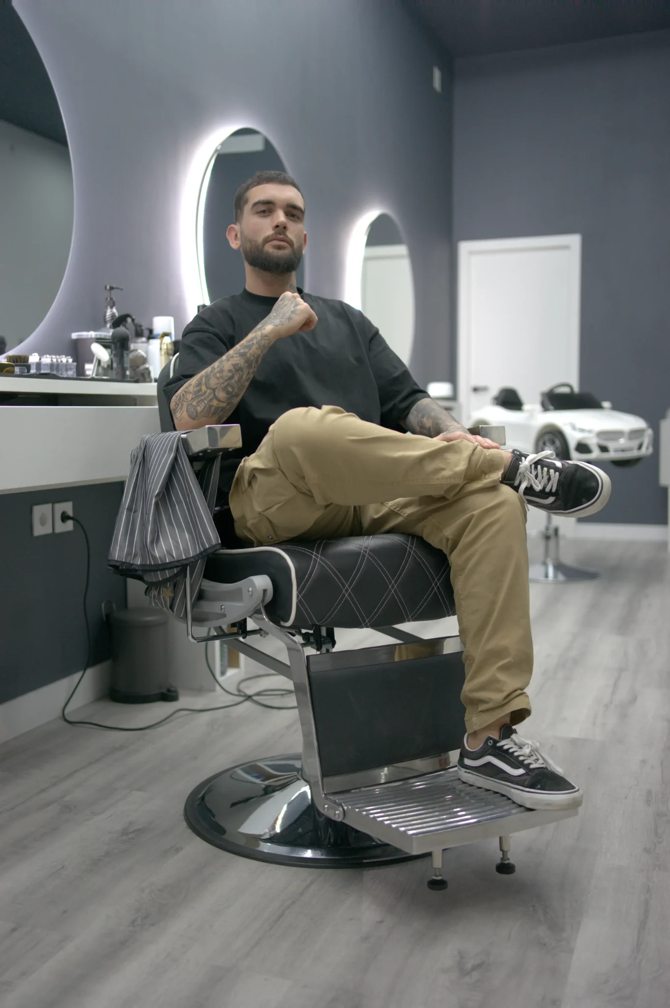 Barbeiro numa barbearia moderna